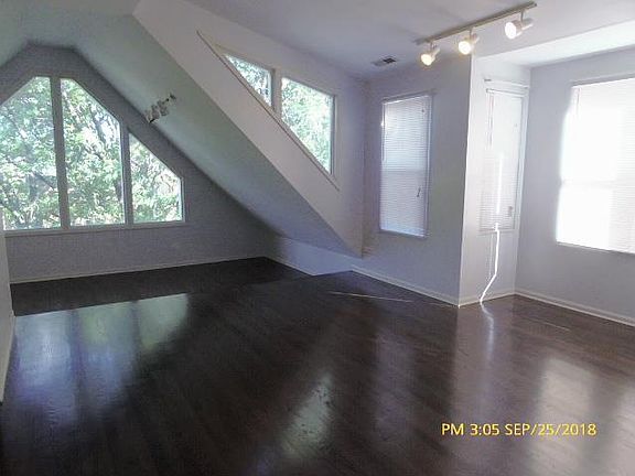 3rd image of 3840 N Janssen Ave #2