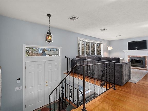 3rd image of 19 Duggan Dr