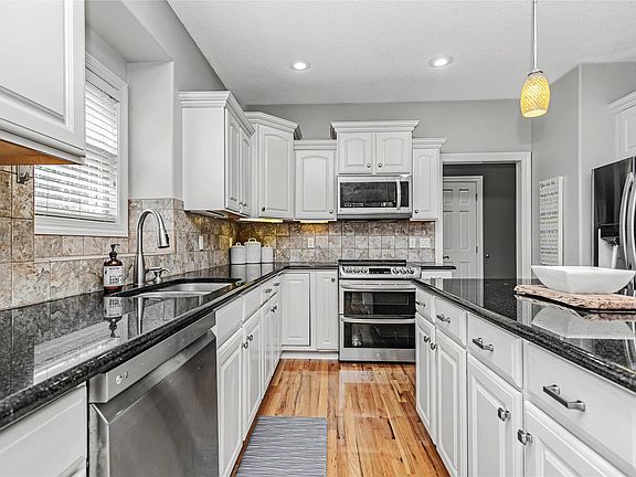 4th image of 15236 Prairie Ave