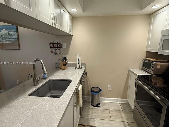 4th image of 608 Waterside #608