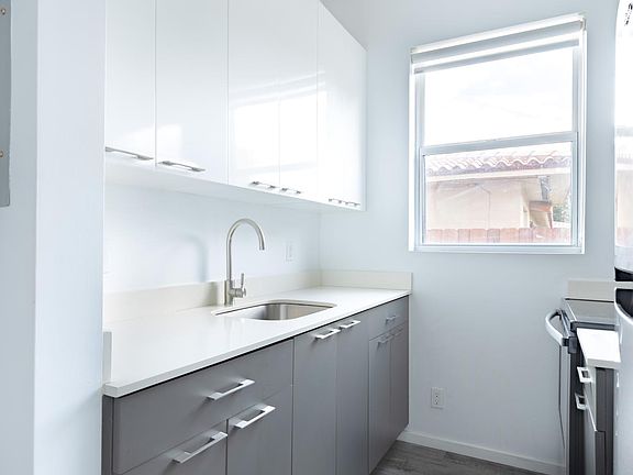 5th image of 324 Mendoza Ave APT 2