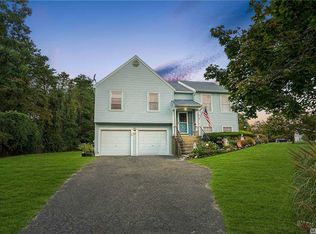 8 Hayes Ln, Coram, NY 11727