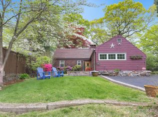 29 Sleepy Hollow Ln, Stamford, CT 06907