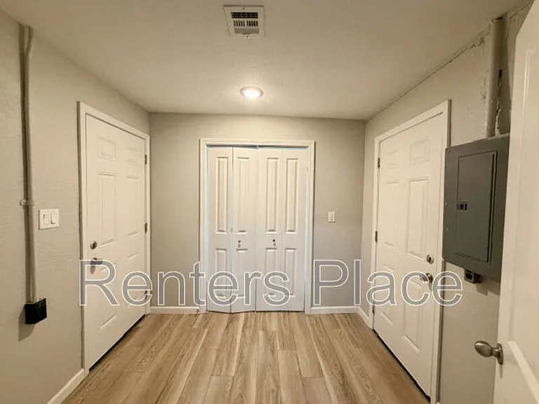 711 N Main St — Photo 4