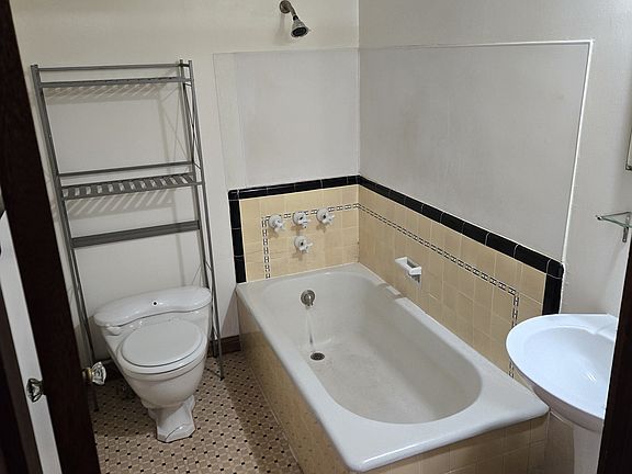 4th image of 224 N G St Unit 201