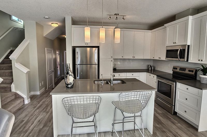 Airdrie Apartment for rent - 3 Bedrooms — photo 2