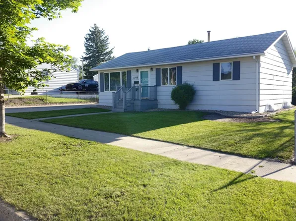 1508 8th St SW, Minot, ND 58701