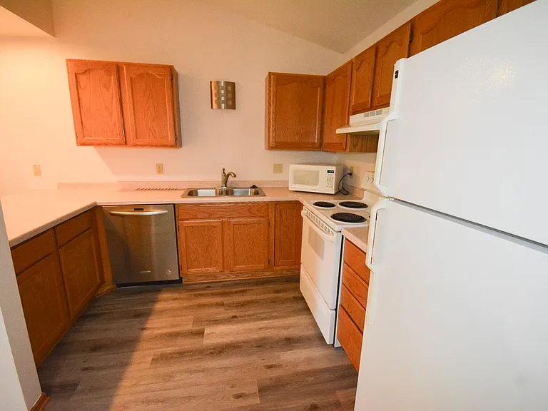 1915 Deerhaven Ln NE #6 — Photo 3