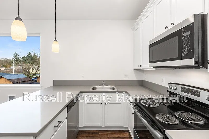 3 bed, 2.0 bath, 1296 sqft, $2,170 — Photo 2