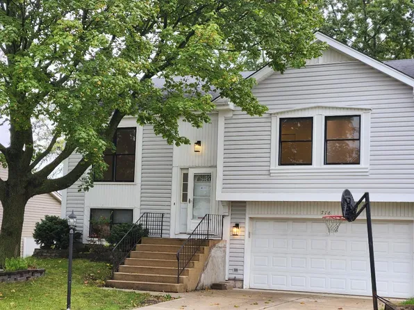 716 Berwick Pl, Roselle, IL 60172