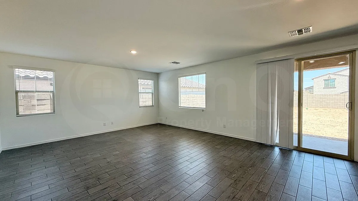 4 bed, 3.0 bath, 2331 sqft, $2,150 — Photo 2
