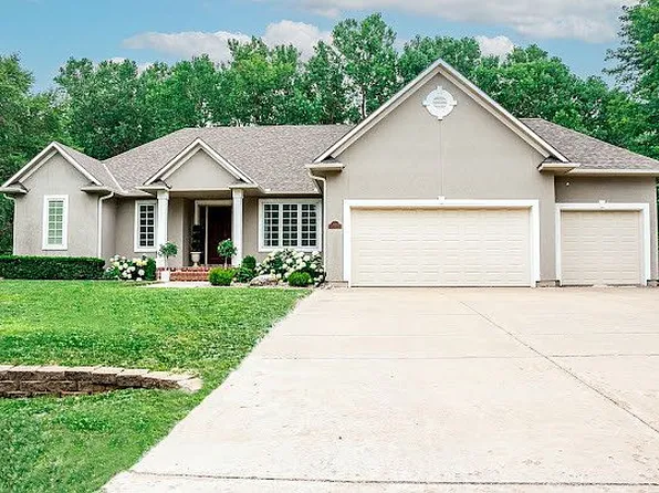 3907 Deer Ridge Dr, Hutchinson, KS 67502