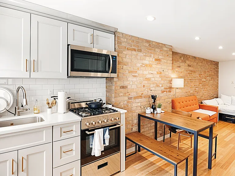 425 E 12th St #2W — Photo 1