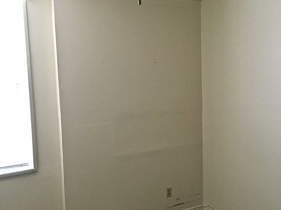 3rd image of 5327 Daggett Ave