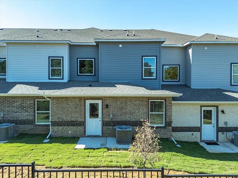 6215 Roby Dr — Photo 43