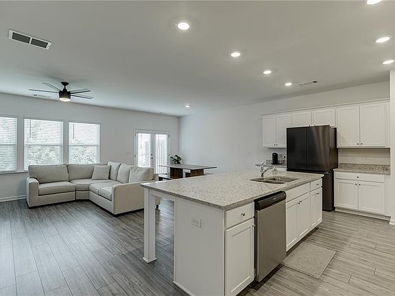 4th image of 802 Edwin Ln