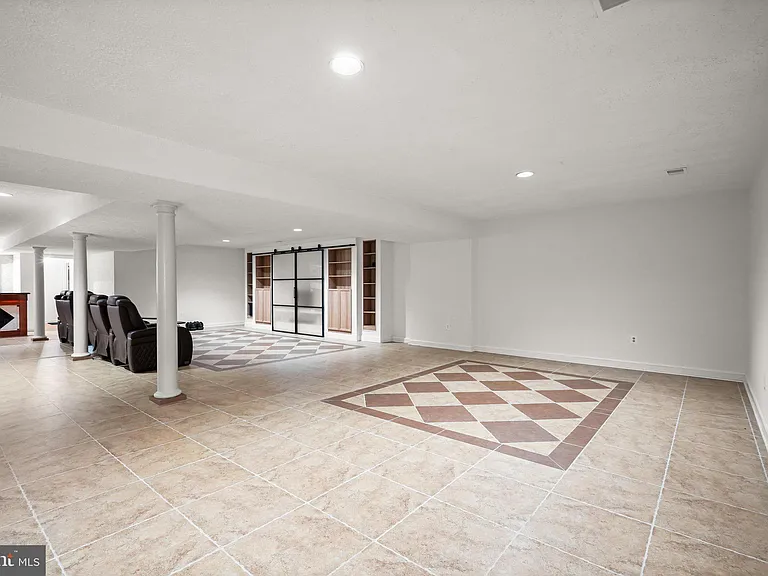 9809 Hall Rd — Photo 45