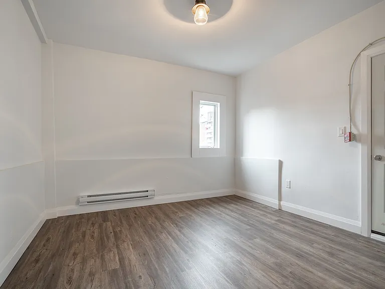 524 King St E #3 — Photo 5