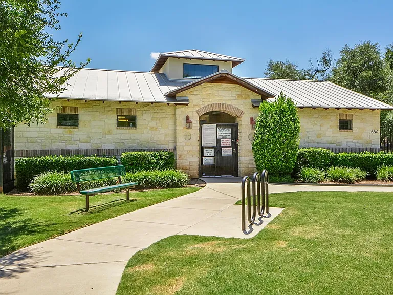 2202 Ezra Ct — Photo 20