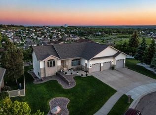 807 Saddle Ridge Rd, Bismarck, ND 58503