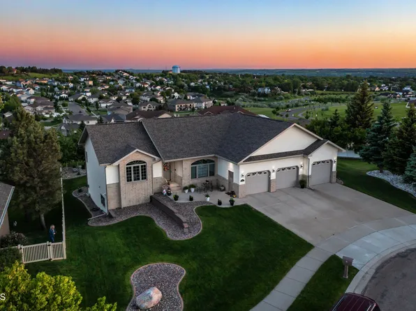807 Saddle Ridge Rd, Bismarck, ND 58503