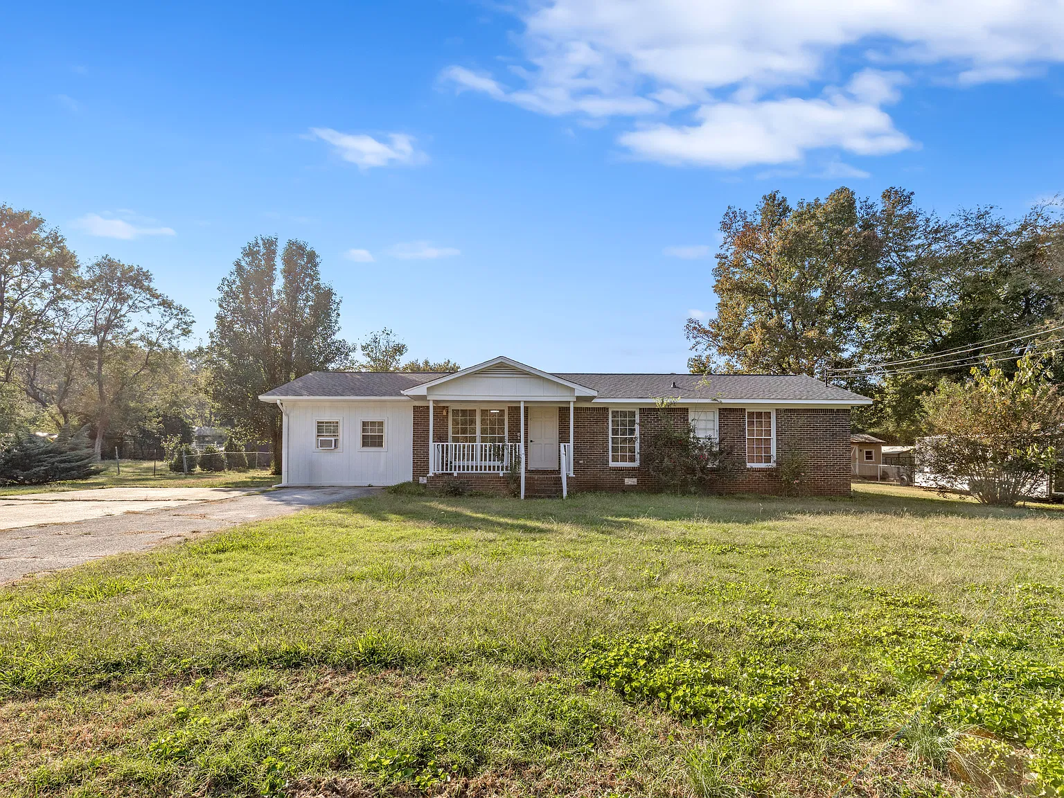 3 bed, 1.5 bath, 1422 sqft, $2,000 — Photo 2
