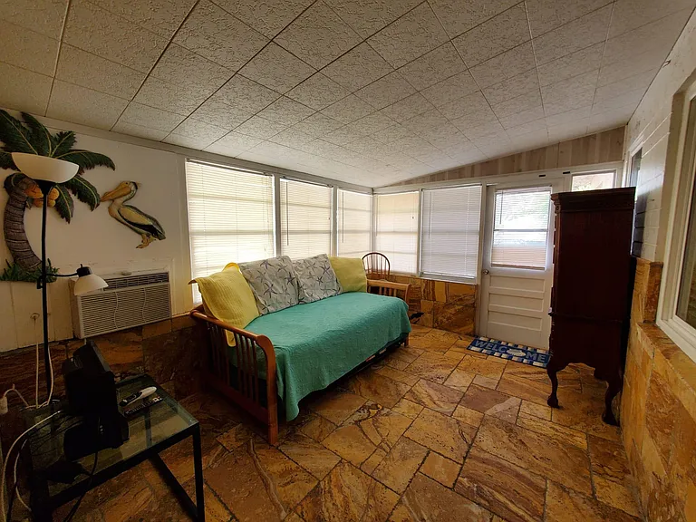 403 N Pine St — Photo 15