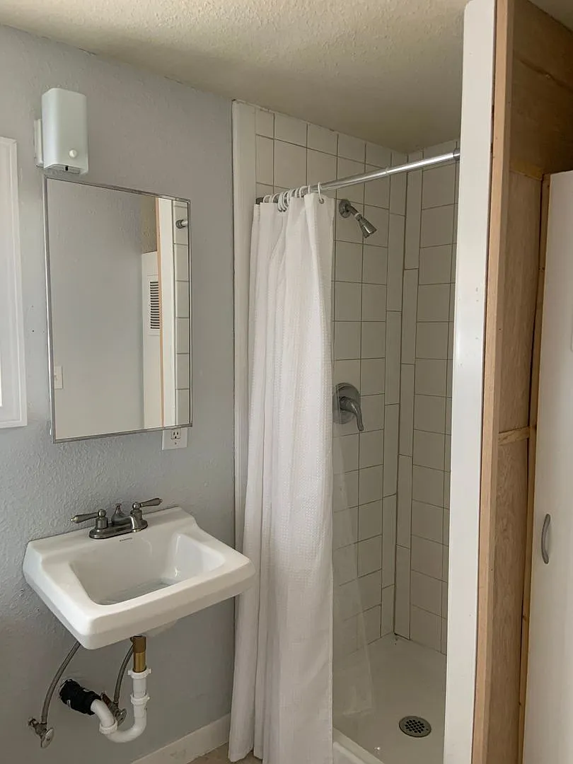 Hard to find 1 bdrm, 1 bath house with carport. — Photo 3