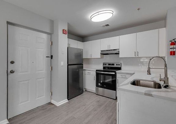 3rd image of 224 W 4th St