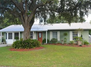 560 Oak Dr, Tavares, FL 32778