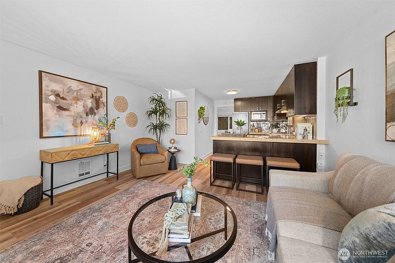 3rd image of 752 Bellevue Avenue E #212