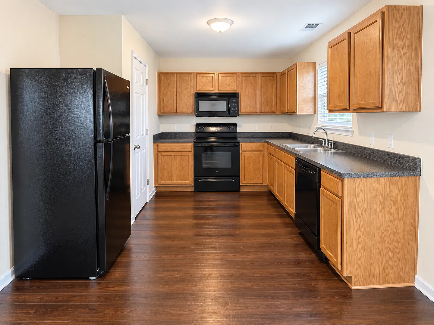 21 Miller Park-One-Story Home On Cul-de-Sac | 2-Car Garage | $1,895 | Free Application. — Photo 4