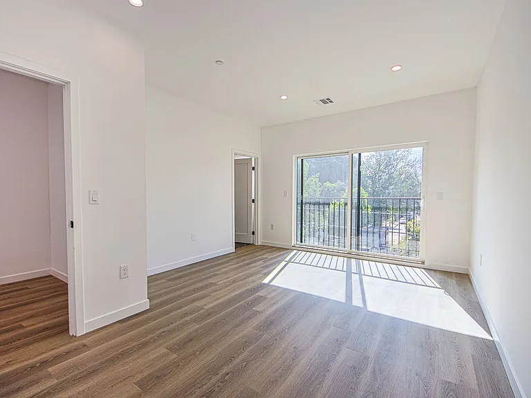 5233 Satsuma Ave — Photo 45