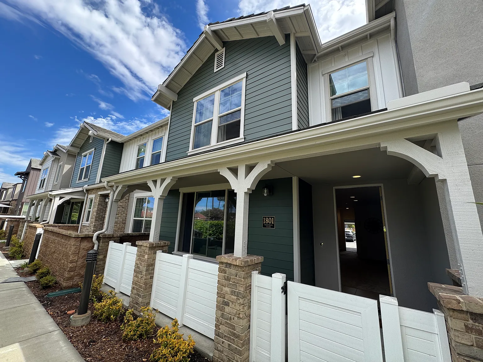 4 bed, 2.5 bath, 1990 sqft, $4,300 — Photo 1