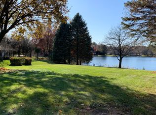 10 Heaton Ct, Sugar Grove, IL 60554