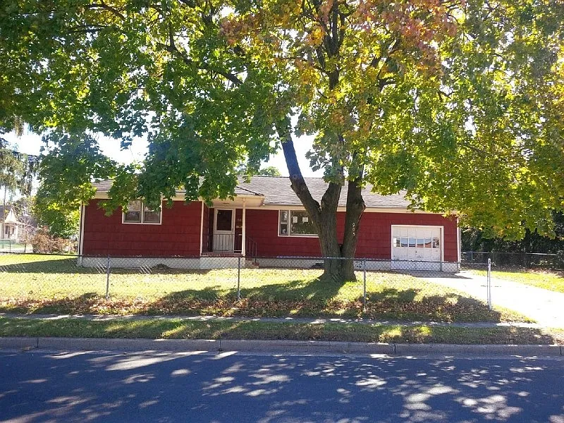 905 Brooks Blvd photo 1