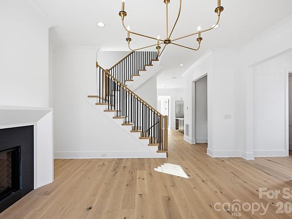 5th image of 612 Walnut St