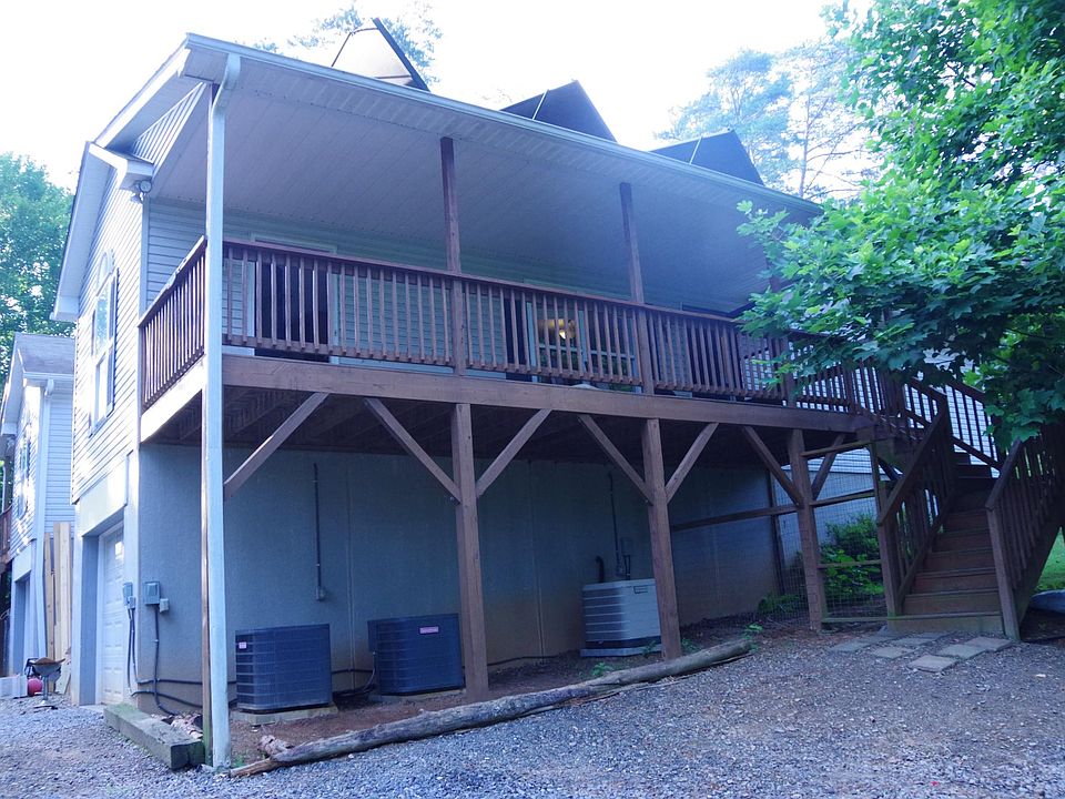 Home build in 2006, Apt. B
Property has 4 Units.
We are all 