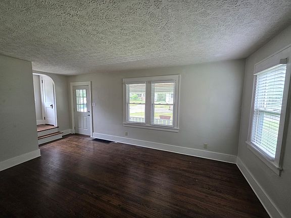 4th image of 220 Saxton Rd