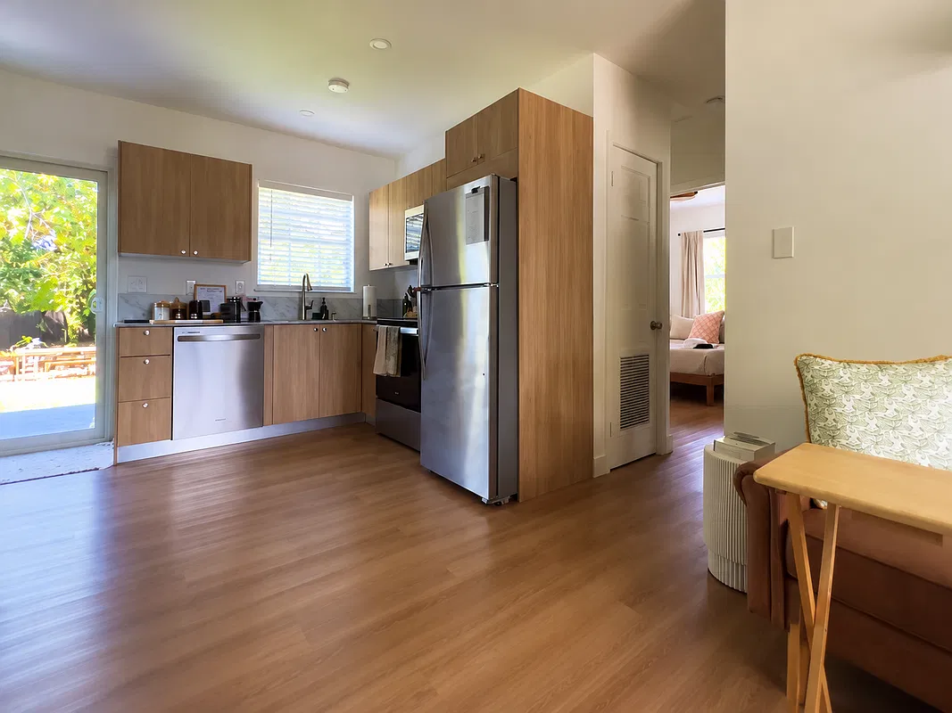 3 bed, 2.0 bath, 1008 sqft, $4,155 — Photo 2
