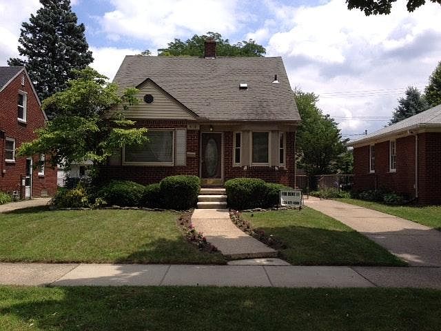 1st image of 400 Kingsbury Ave