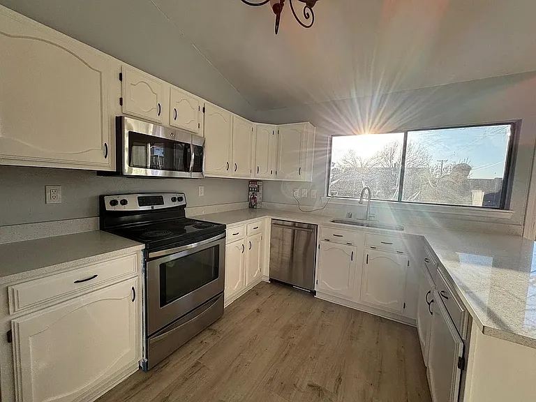 7921 Freeland Dr — Photo 3