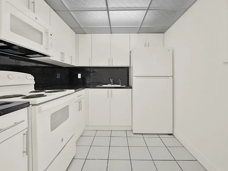 134 Salamanca Aveapt 16 #B — Photo 4