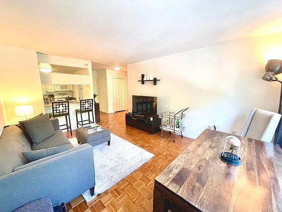 4th image of 350 W 43rd St APT 2F