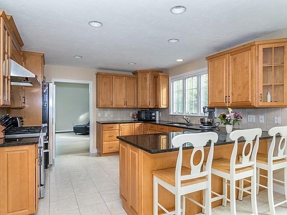 3rd image of 27 Windsor Dr