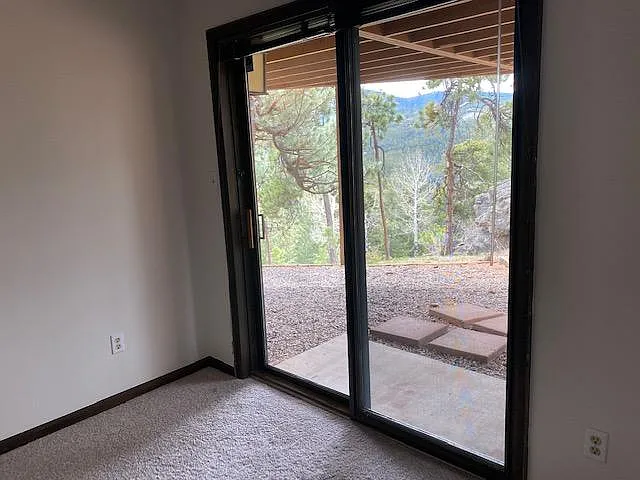 Walkout views of the mountains!
