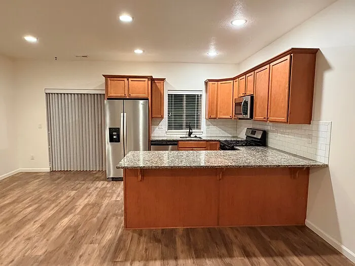 3 bed, 2.5 bath, 1628 sqft, $2,495 — Photo 3