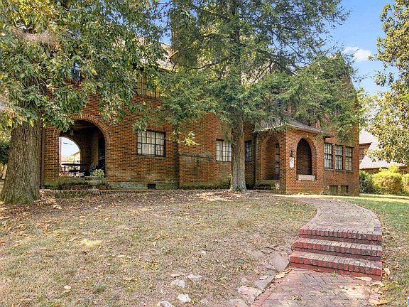 3rd image of 2837 Bush Blvd