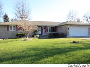 810 Glenda Ln, Taylorville, IL 62568
