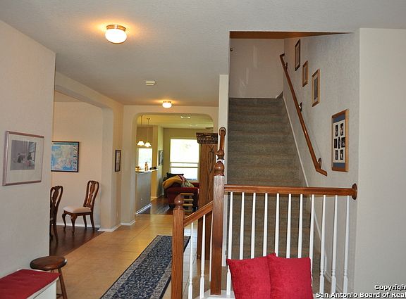 4th image of 725 Bethpage Ct
